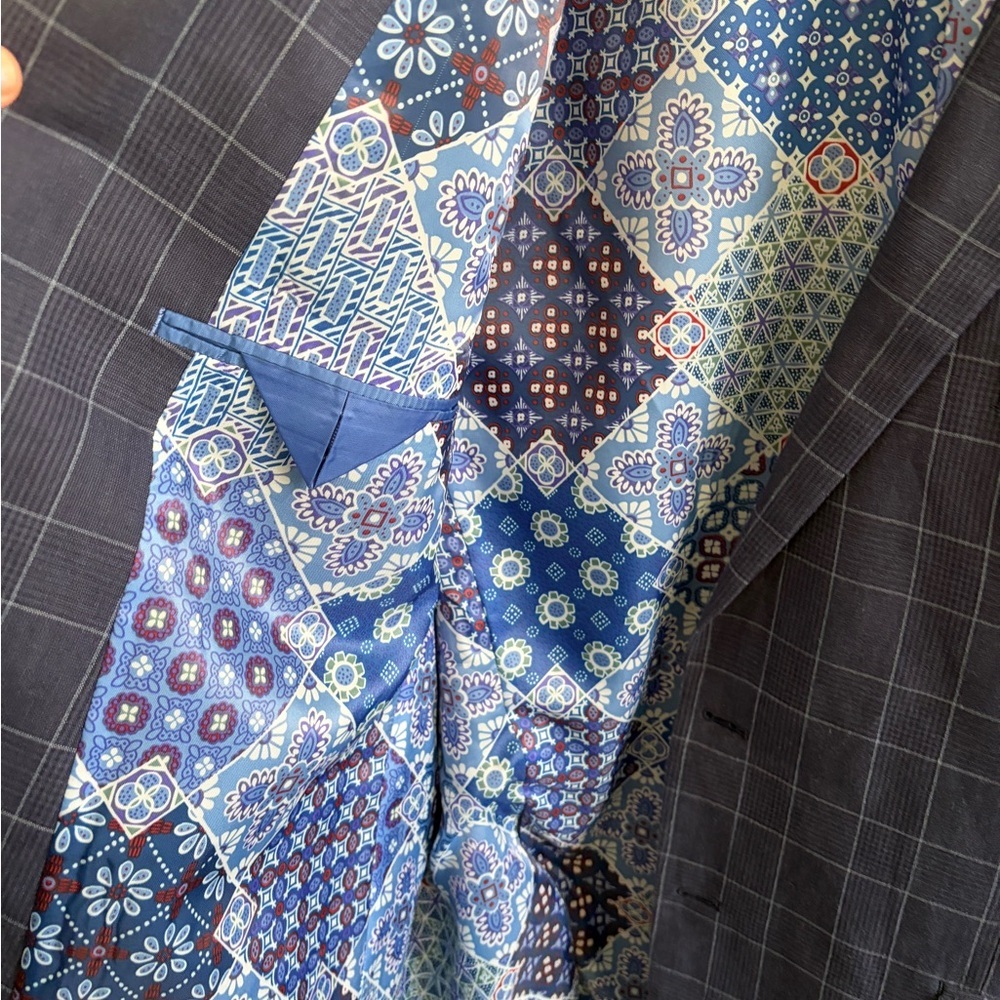 Like new size 46R Van Heusen Studio  Navy Plaid/Windowpane Blazer. Cool lining! - Picture 7 of 8